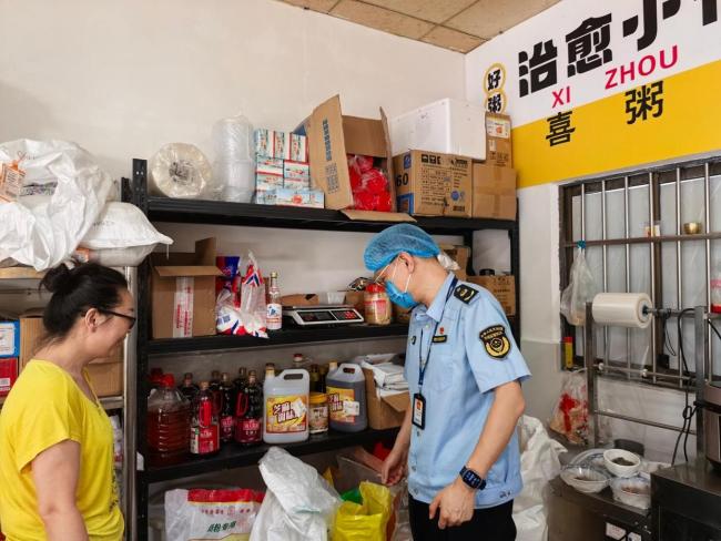 長沙一外賣店衛(wèi)生狀況差被查,，廚房驚現(xiàn)老鼠,，豬頭肉上蒼蠅飛舞！