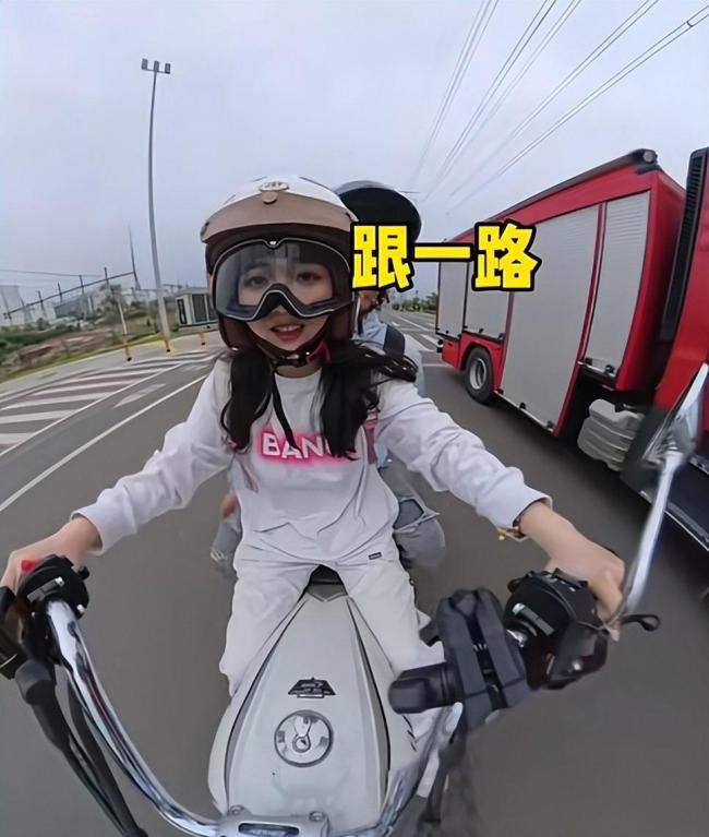 女生保齡球式精準投喂消防員西瓜 機車女孩的趣味互動