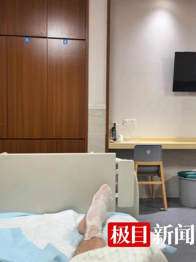 男子散步被青蛇咬后忍痛拍照 記下蛇特征求醫(yī)