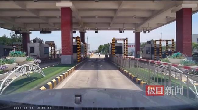 司機(jī)強(qiáng)裝鎮(zhèn)定跨省送逃犯歸案 正義行程獲贊