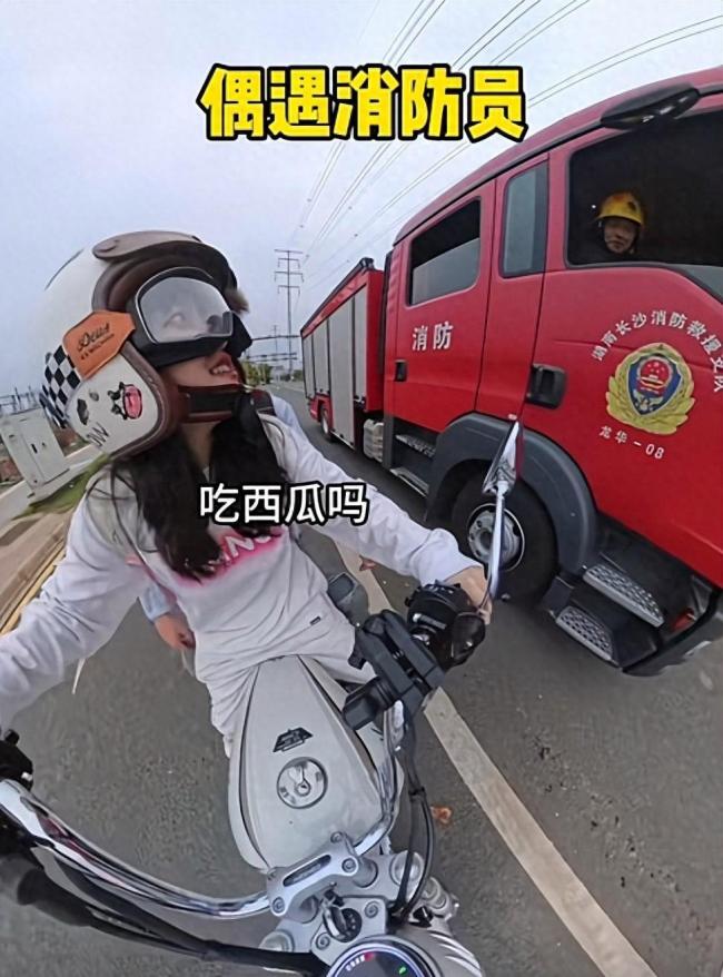 女生保齡球式精準投喂消防員西瓜 機車女孩的趣味互動