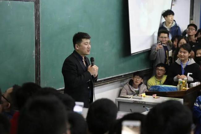 张雪峰真的是底层百姓利益代言人吗 人设争议不断