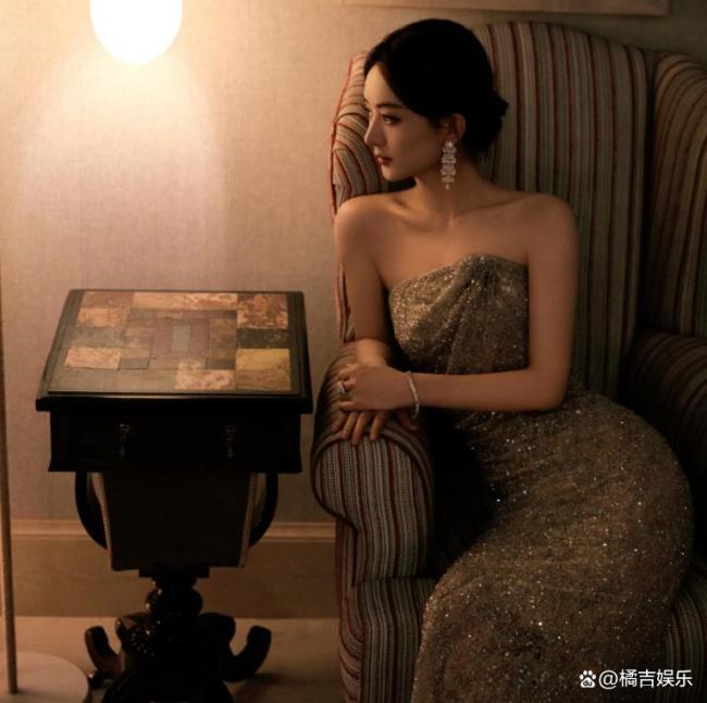 赵丽颖头发染回黑色 黑发封印颜值