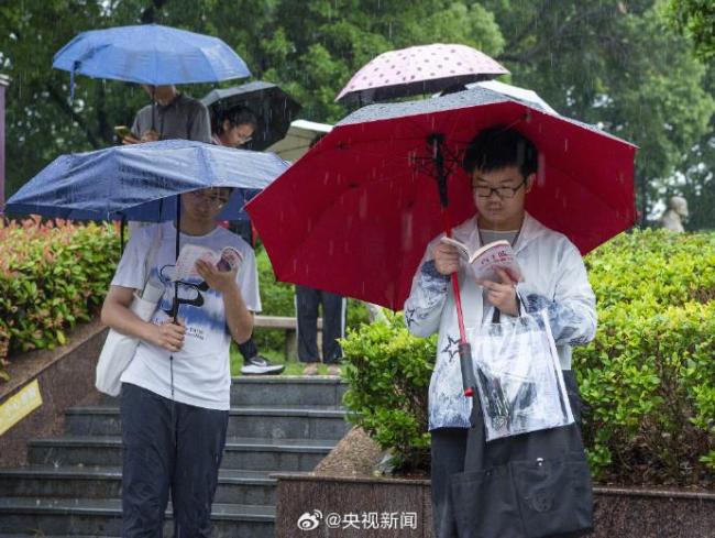 全国统一动作 进考场前争分夺秒多看一个知识点