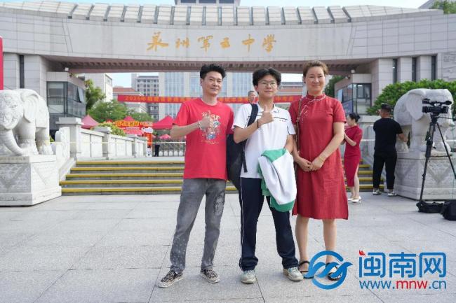 老人身穿红衣现场为考生加油 红色祝福助力高考