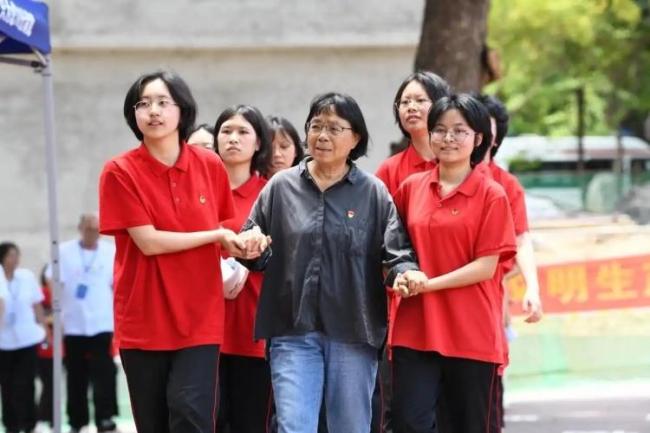 張桂梅的小喇叭再次吹響 陪伴學(xué)子迎高考