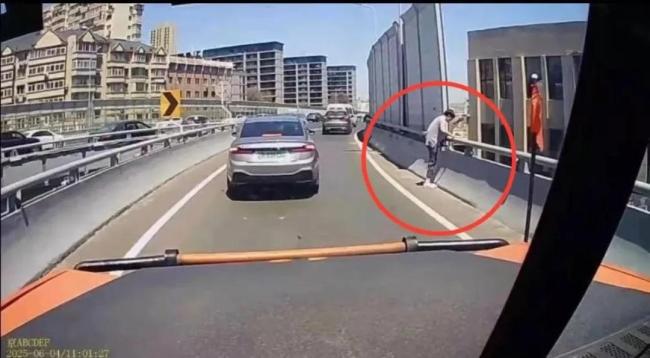 民警下班路上死死抱住跳桥男子