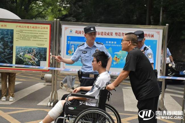 四川民警推受伤考生进考场 暖心护考行动