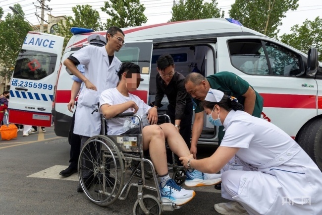山西運(yùn)城一考生坐120救護(hù)車趕考 醫(yī)院全程守護(hù)助夢(mèng)飛翔