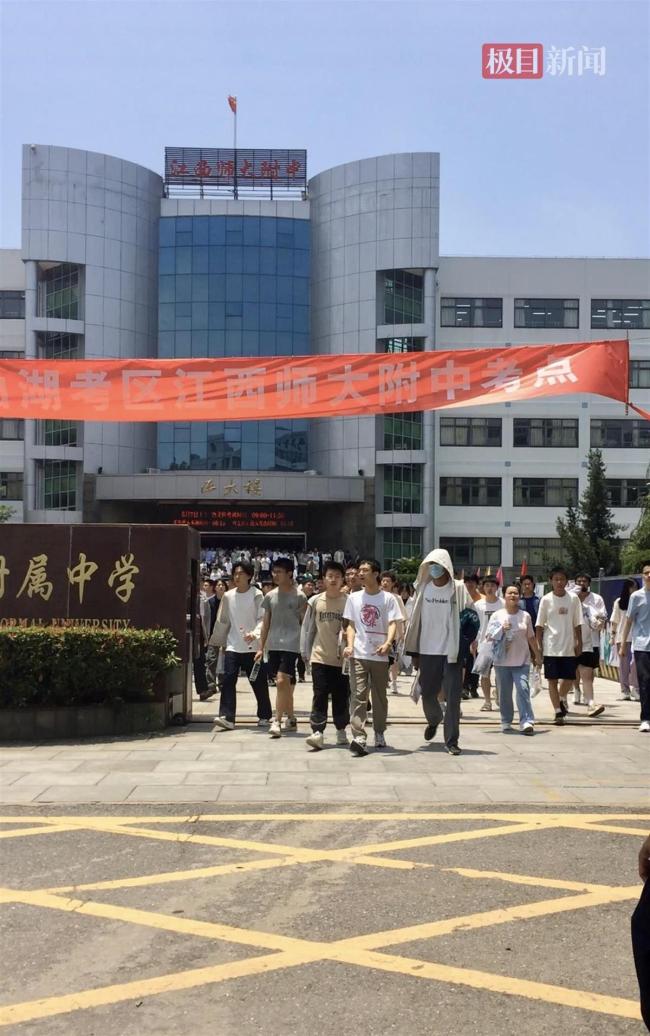 南昌考場現(xiàn)顯眼包大喊快采訪我 考生自信滿滿沖出考點