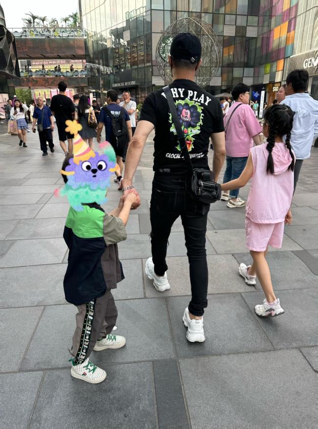 汪峰带一双儿女逛街 温馨画面曝光