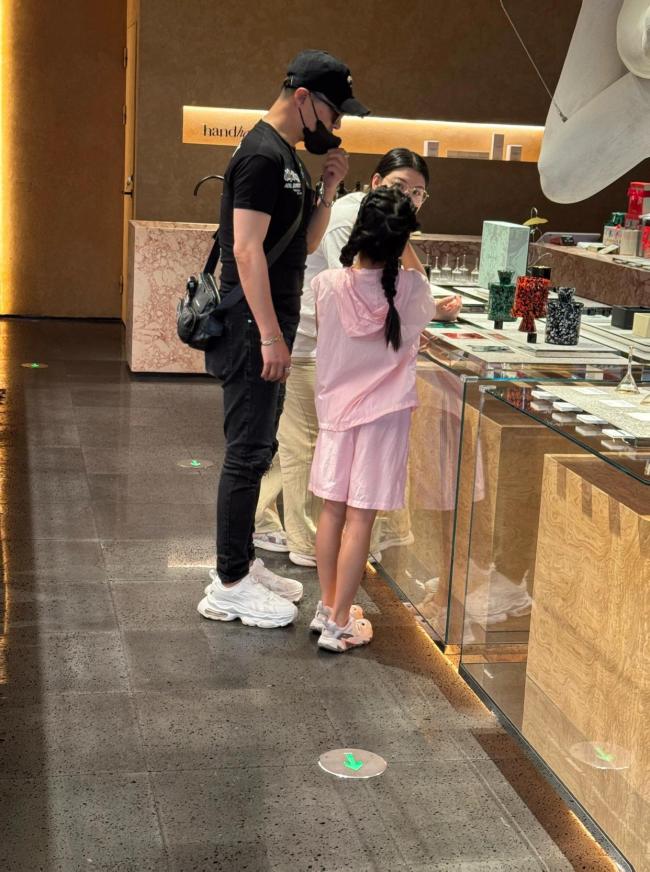 汪峰带一双儿女逛街 温馨画面曝光