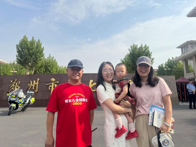 1岁小朋友恰逢生日穿旗袍为姑姑送考 家人齐助阵寄寓美好祝愿