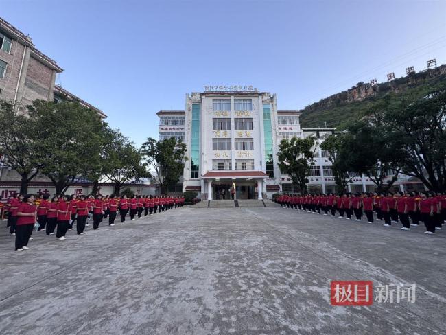 华坪女高为考生准备向日葵 寓意“一举夺魁”