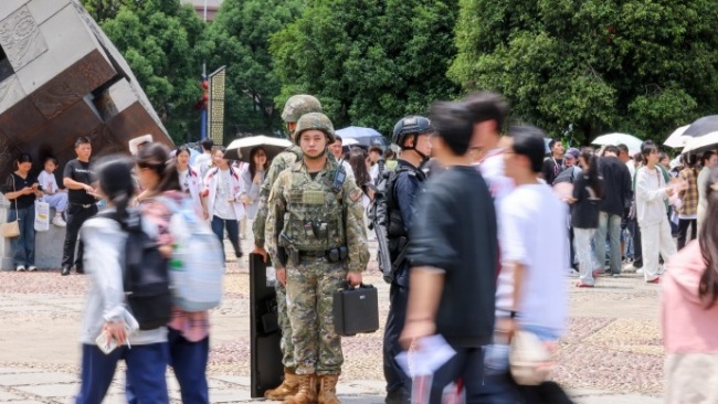 武警官兵为高考试卷保驾护航