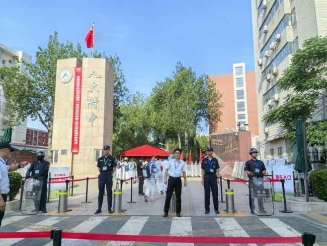 桂林高考首日老師家人溫情送考 加油聲中步入考場(chǎng)