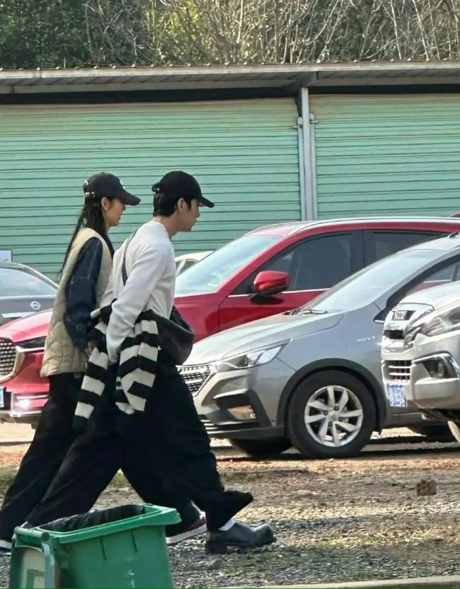 国贸偶遇井柏然刘雯 甜蜜同行高调撒糖