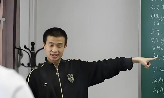 一条视频涨粉2000万 韦东奕凭什么 极简社交的魅力