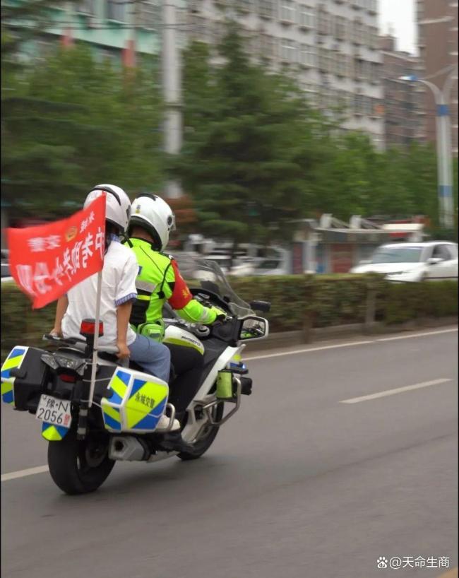 考生丟失文件袋 民警安慰不要影響心態(tài) 證件失而復(fù)得