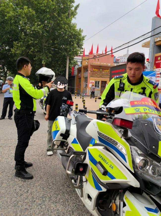 老师为学生统一收发准考证和身份证