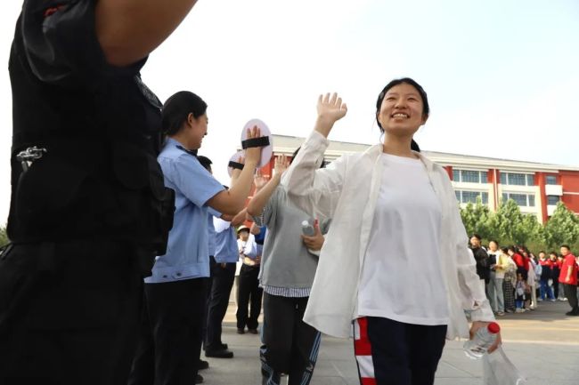 往年高考生出考場名場面 青春亮劍追夢時