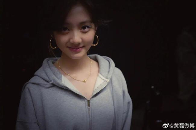 黄磊女儿黄多多现身机场 气质出众 与妈妈神同步引发热议