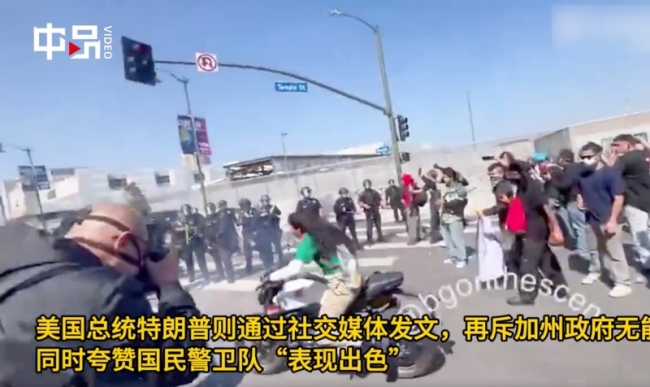 现场！美国2名摩托车骑手撞向一排警察