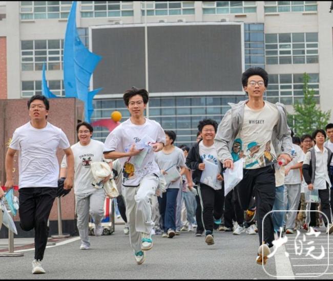 安徽高考结束考点横幅亮眼