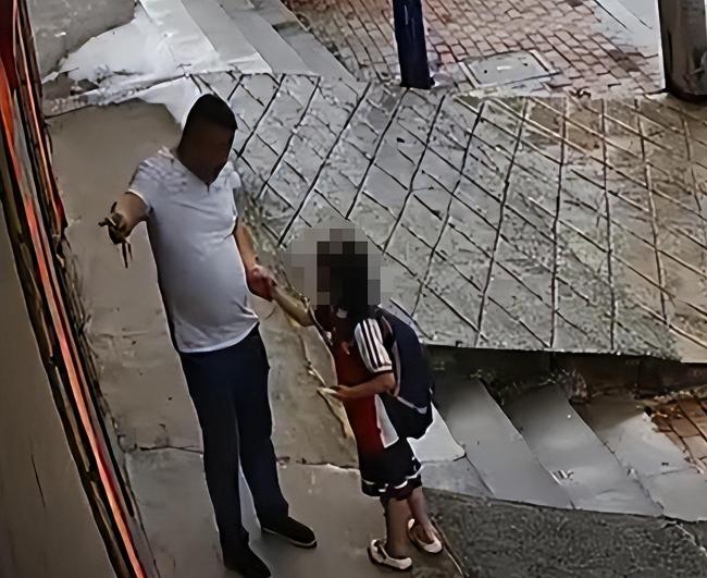 太嚣张！醉酒男拖拽女童新后续：救人大爷家属发声，受到对方威胁！