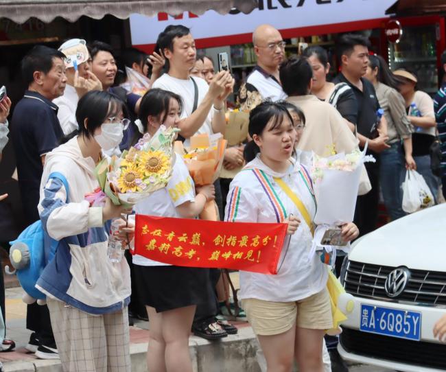 回顧各地考生花式出考場 喜悅與期待交織