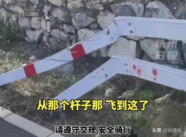 北京一男子骑摩托跑山超车失控撞护栏，路人合力救援