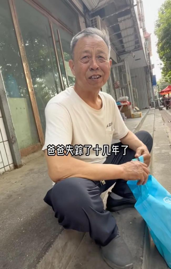 双胞胎男生走出考场朝老人磕头 感恩养育之恩