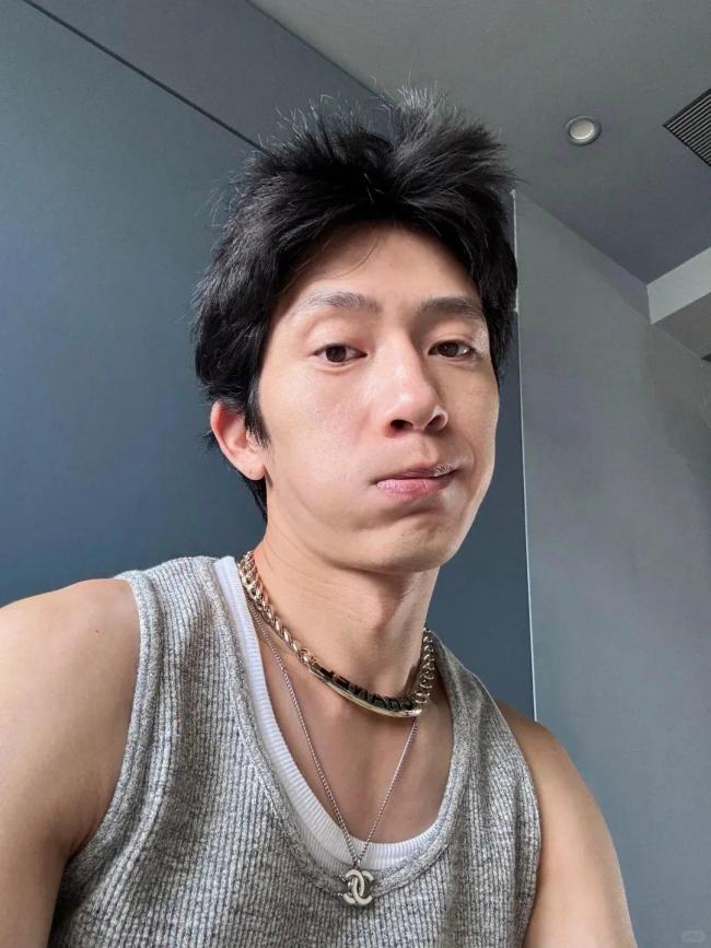 井柏然曬素顏照自稱“中年男子” 宅家發(fā)懶也帥氣