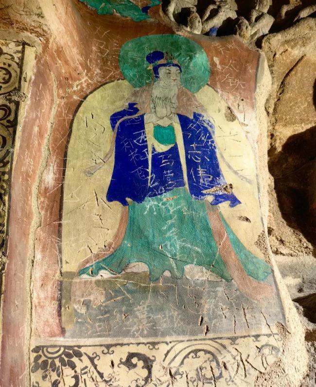云岡石窟佛像被刻滿字：千古留名,，遺臭萬(wàn)年了