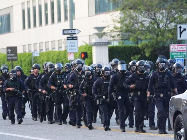 洛杉矶街头随处可见防暴弹 移民执法引发冲突