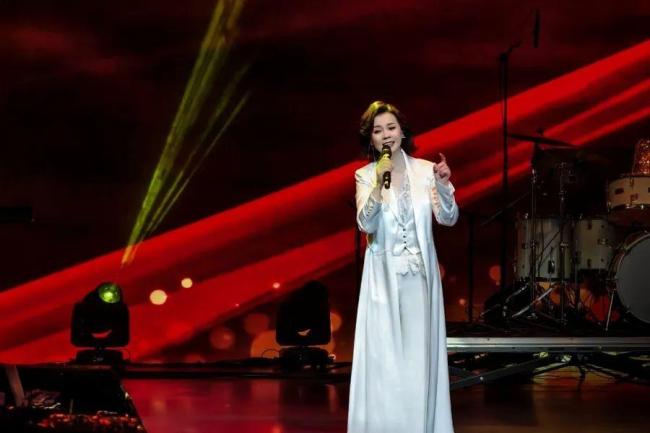 上海女歌手周冰倩回归 歌声响起 重温青春