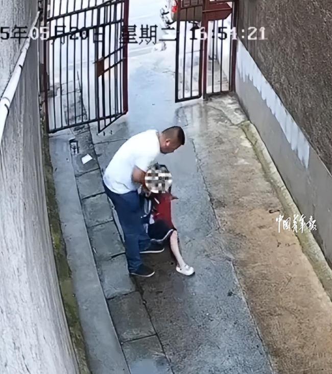太嚣张！醉酒男拖拽女童新后续：救人大爷家属发声，受到对方威胁！