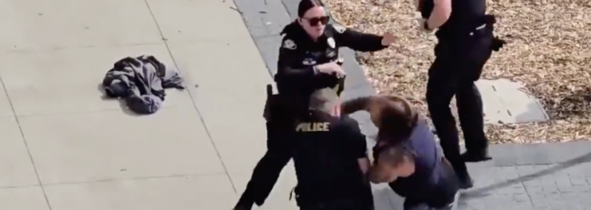 美国壮汉抗议者4拳打懵3警察 现场画面曝光：男女警捂头愣住