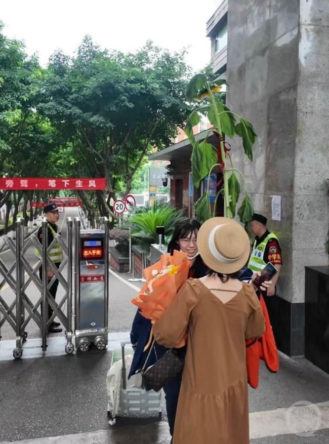 高考终章：此后人生再无标准答案 家人花式迎接考生