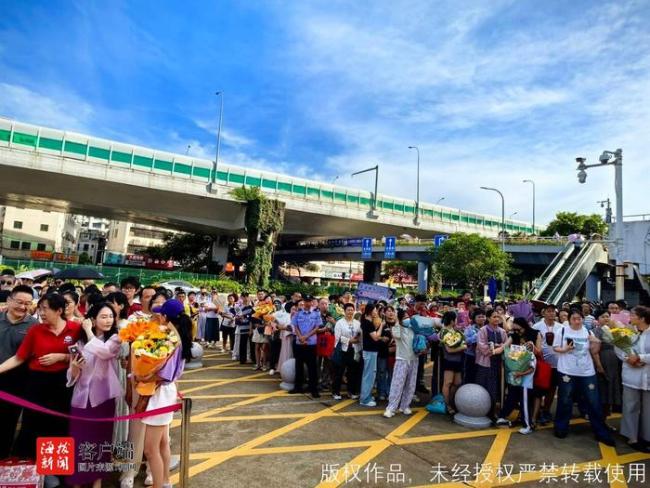 海南高考圓滿收官 考生與家長(zhǎng)共慶喜悅時(shí)刻