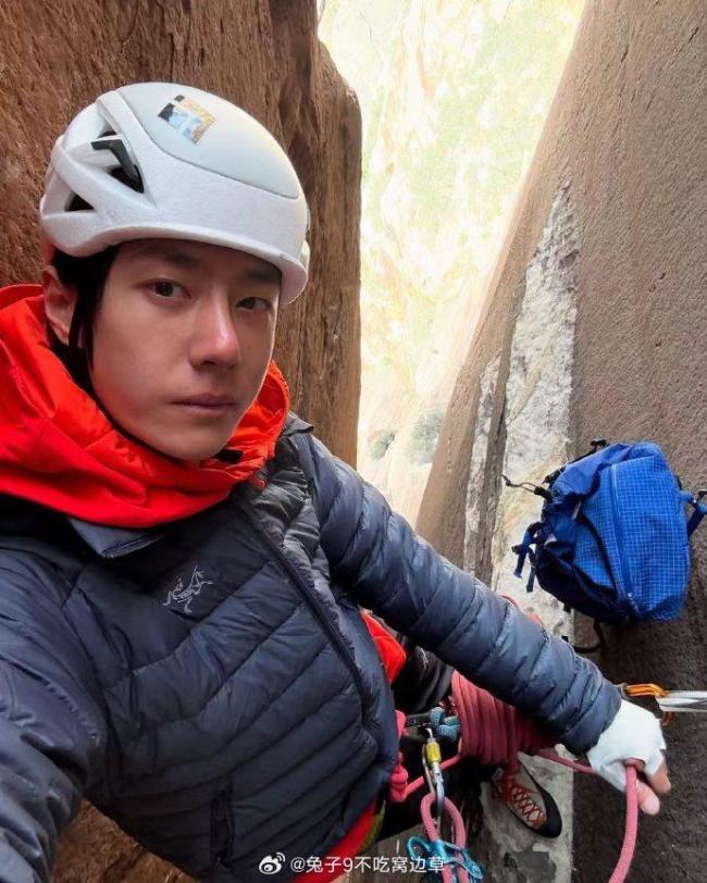 王一博山间自拍泡面头造型吸睛