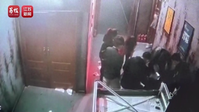 男子玩密室逃脫撞上桌子致十級(jí)傷殘,！