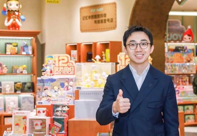 舒淇带LABUBU哭娃郊游 Labubu火遍全球