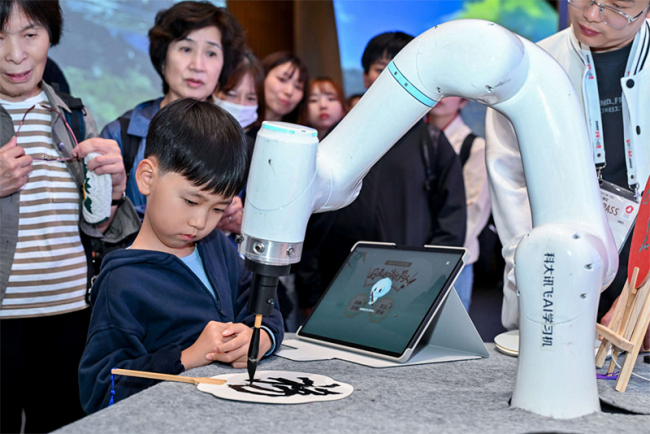 科大讯飞AI国画书法机器人书写“福”字。汪茜茜摄