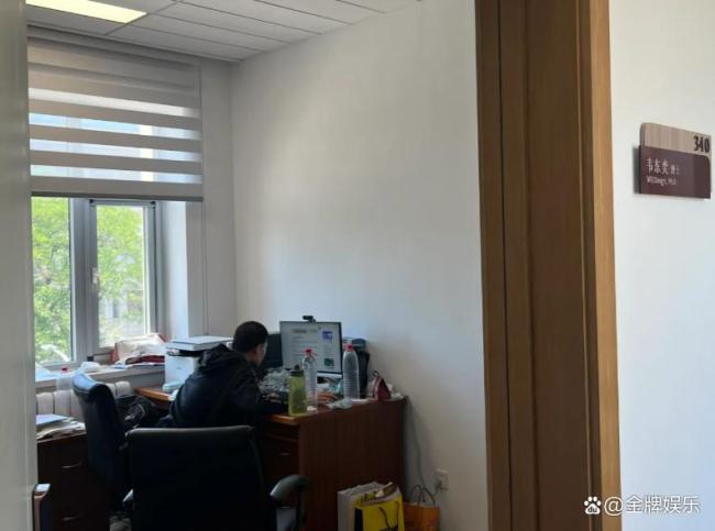 韋東奕辦公室首曝光工位簡陋 低調(diào)天才的純粹世界