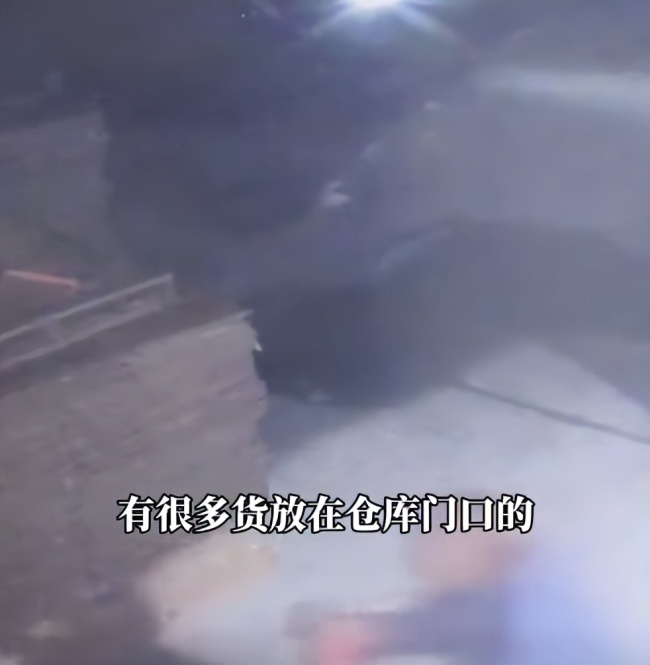 夜里下雨工人“悄悄”将货搬进仓库 老板：月薪3千家庭条件不差