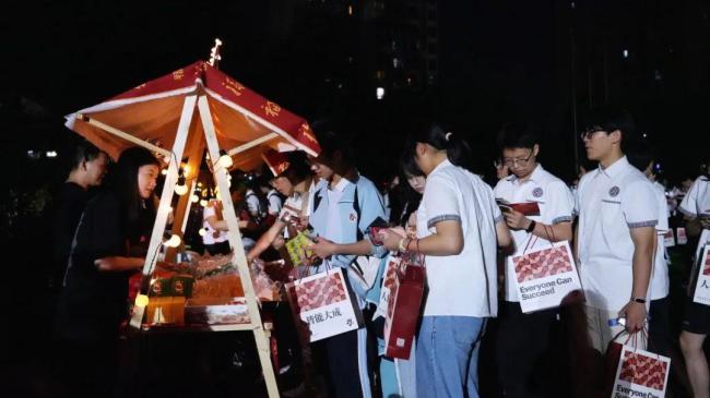 重庆中学毕业典礼堪比演唱会 青春盛宴璀璨星光
