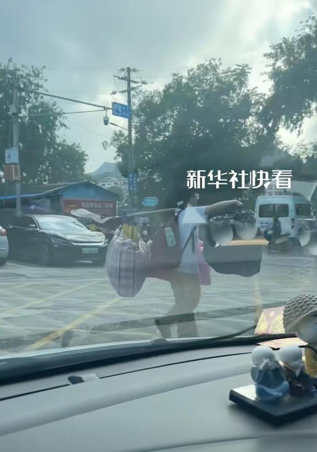 高考后女生挑着打包行李回家 网友泪崩瞬间
