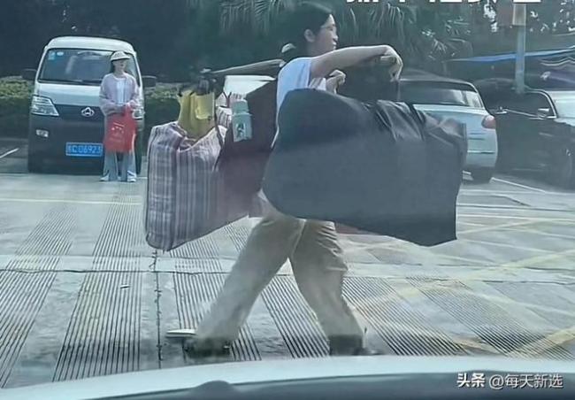 女生收到姐夫送的“考完三件套” 另外一位女生独自面对生活