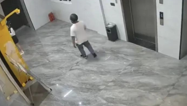 警方回應女子在電梯廳被頭盔男猥褻 嫌疑人已被刑拘
